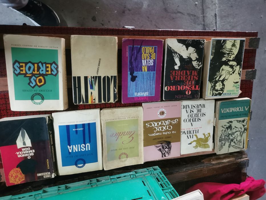 Vários livros antigos