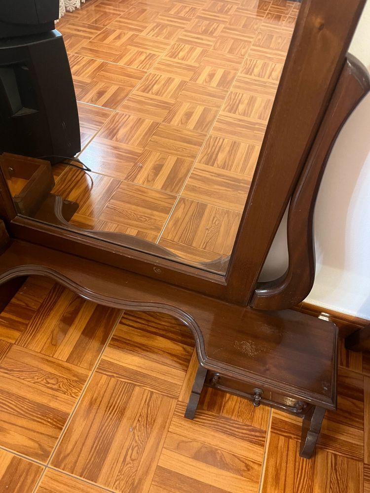Cómoda de 4 gavetas com espelho