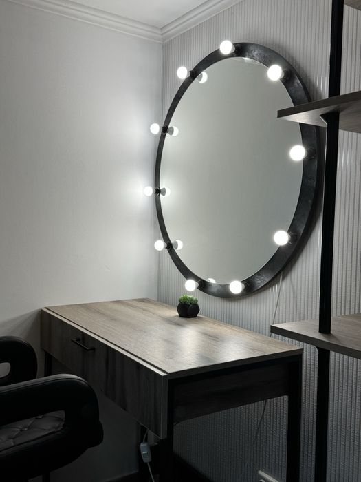 Дзеркало візажиста зі столом