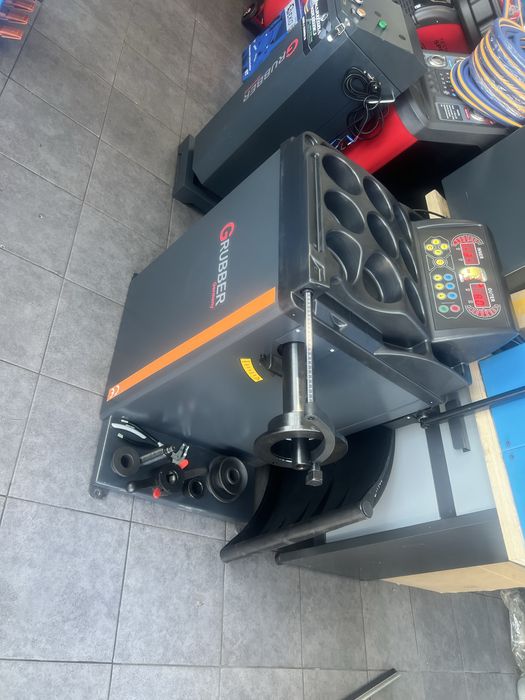 Zestaw maszyn wulkqnizacyjnycb wyważarka i montażownica hofmann