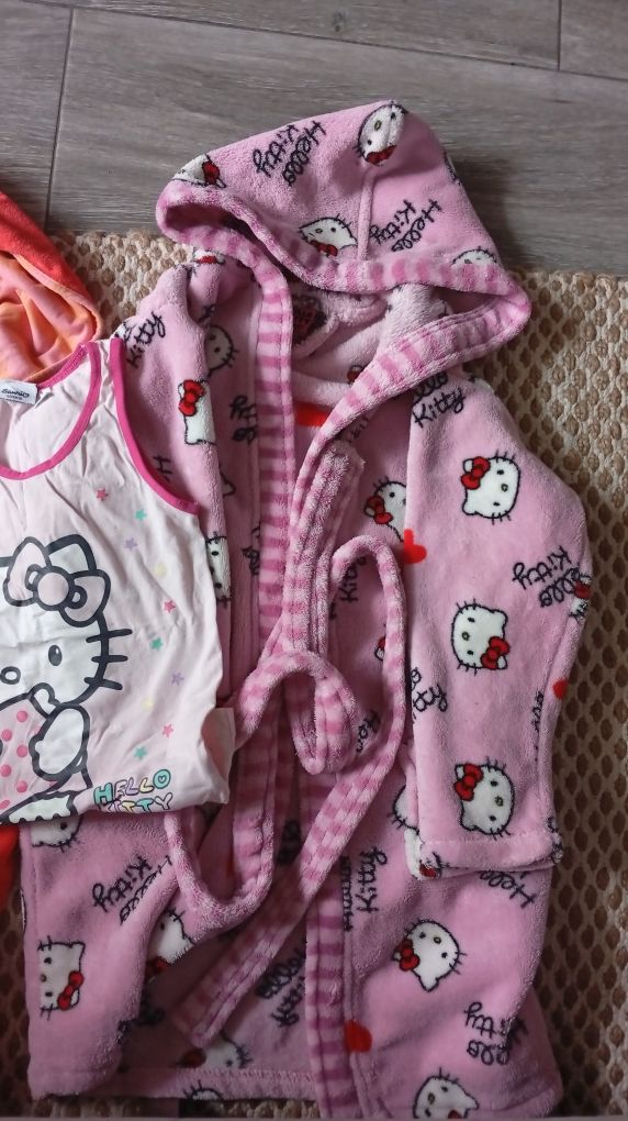 Szlafrok Hello Kitty podkoszulek i ręcznik narzutka na 116-122