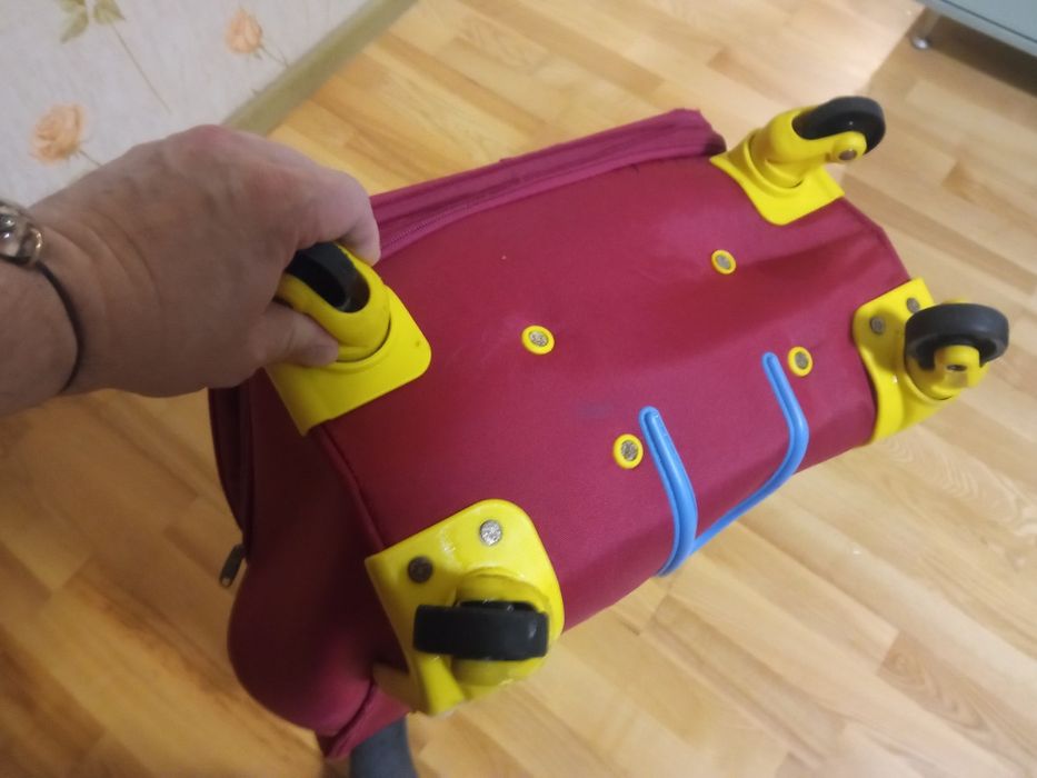 Продам отличный чемодан на колесах Leader Polo. Оригинал