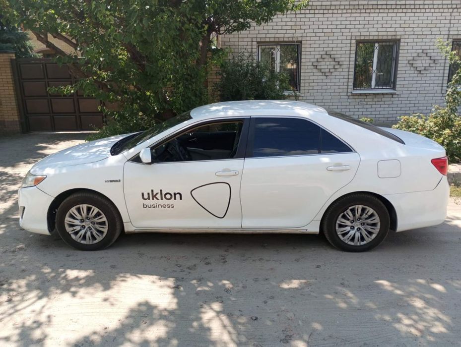 Аренда Toyota Camry Hybrid c брендом uklon
