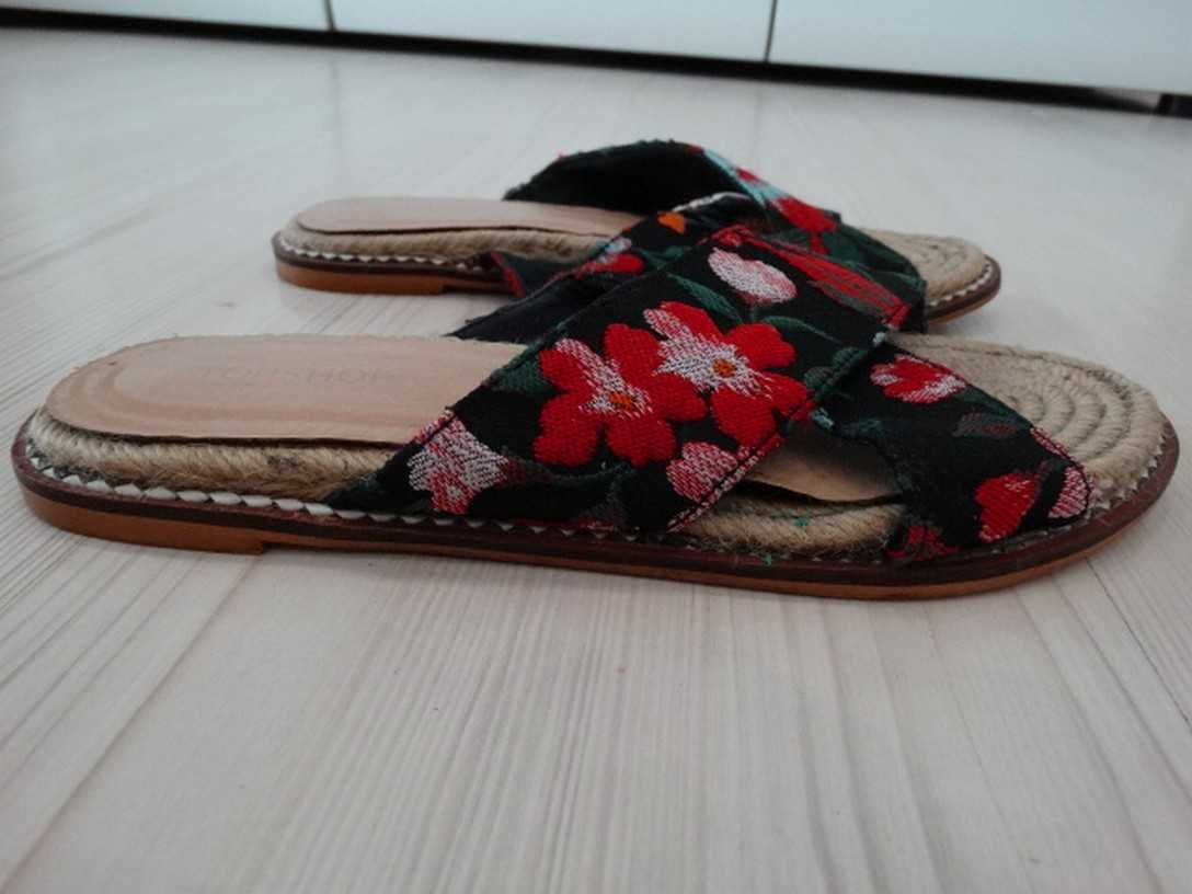 Buty Klapki Czarne z Haftem Płaska Podeszwa Skrzyżowane Paski Kwiaty