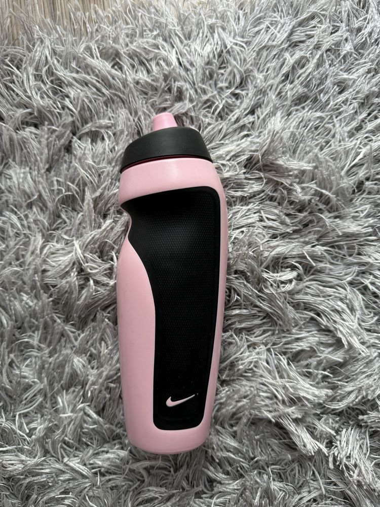 Różowy bidon nike