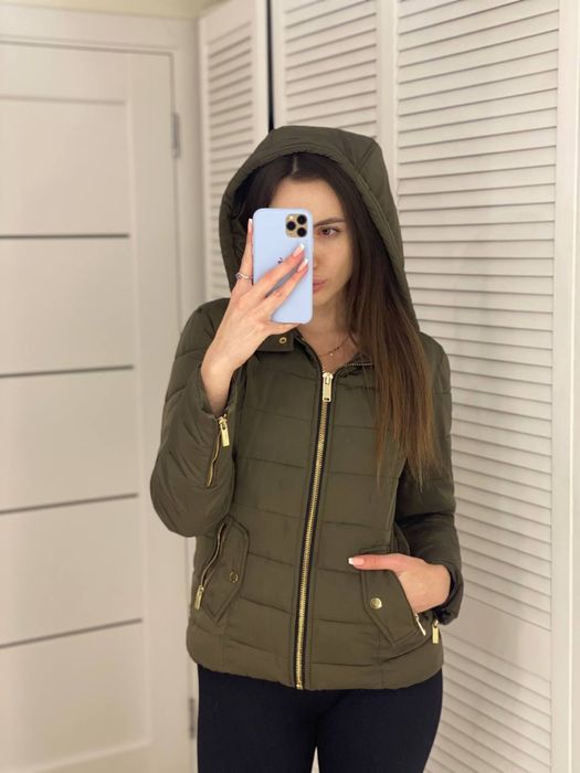 Осенняя куртка с капюшоном