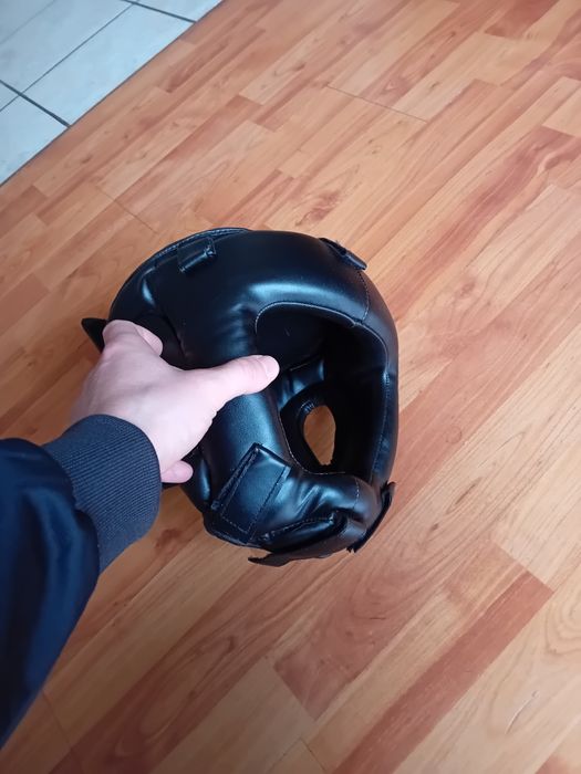 Kask bokserski z kratką boks kickboxing