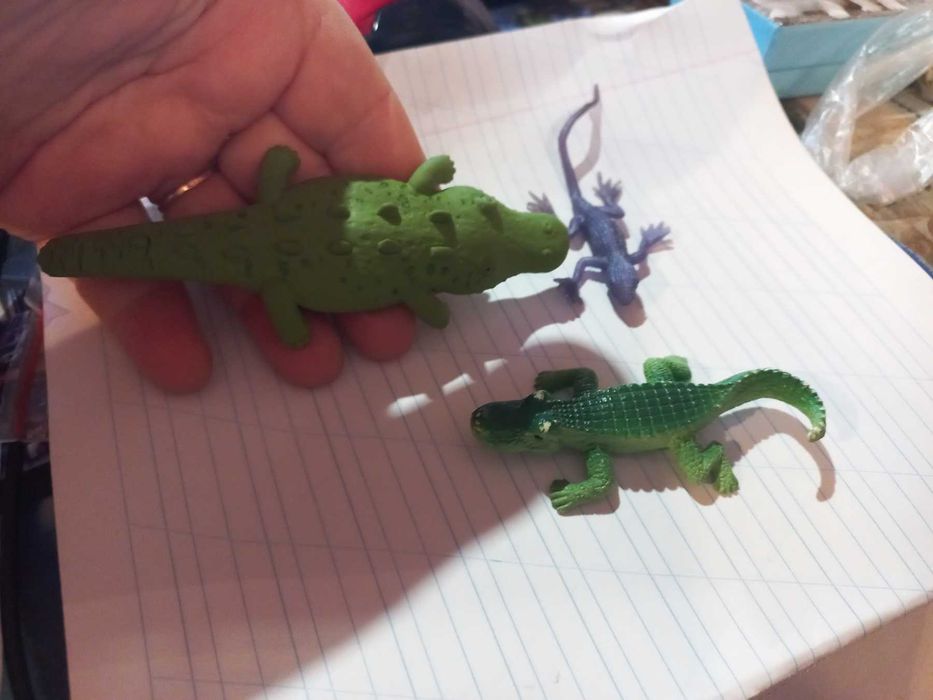 игрушка фигурка аллигатор пластик и резина тянется ящерица и крокодил