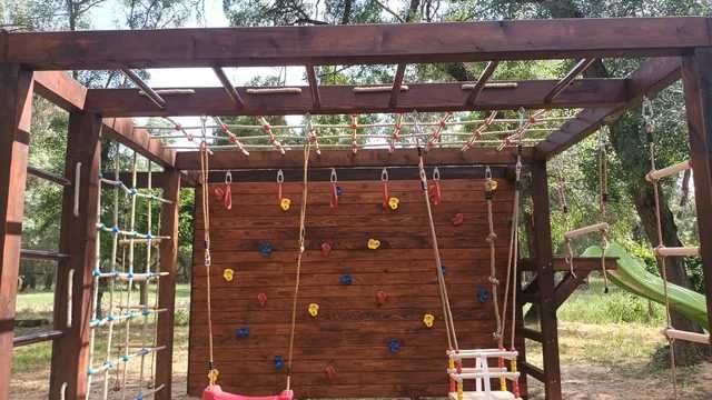 PARQUE INFANTIL, REDE DE CORDAS, PEDRAS DE ESCALADA, ESCADA DE MACACO.