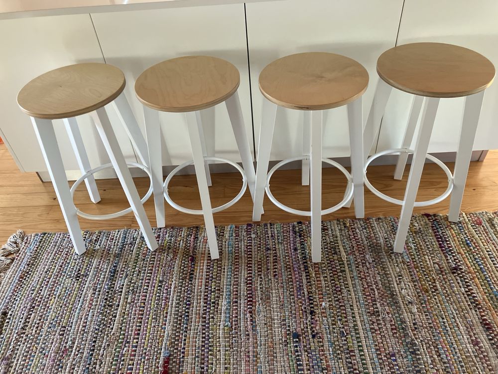 Quatro bancos altos de ilha, com 65 cm de altura