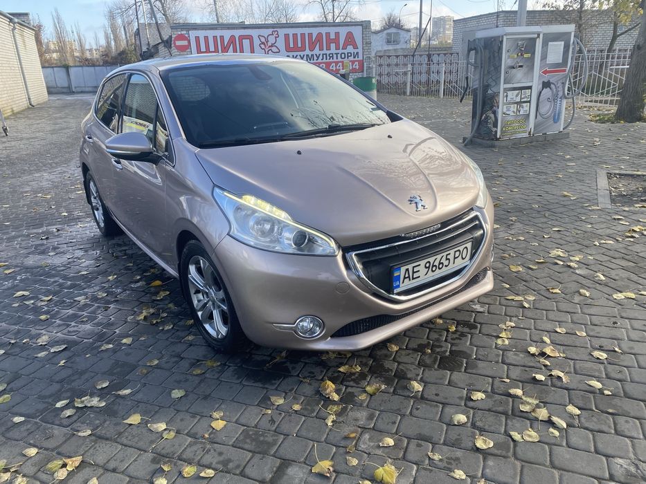 PEUGEOT 208 2015г 1,6 Бензин Автомат