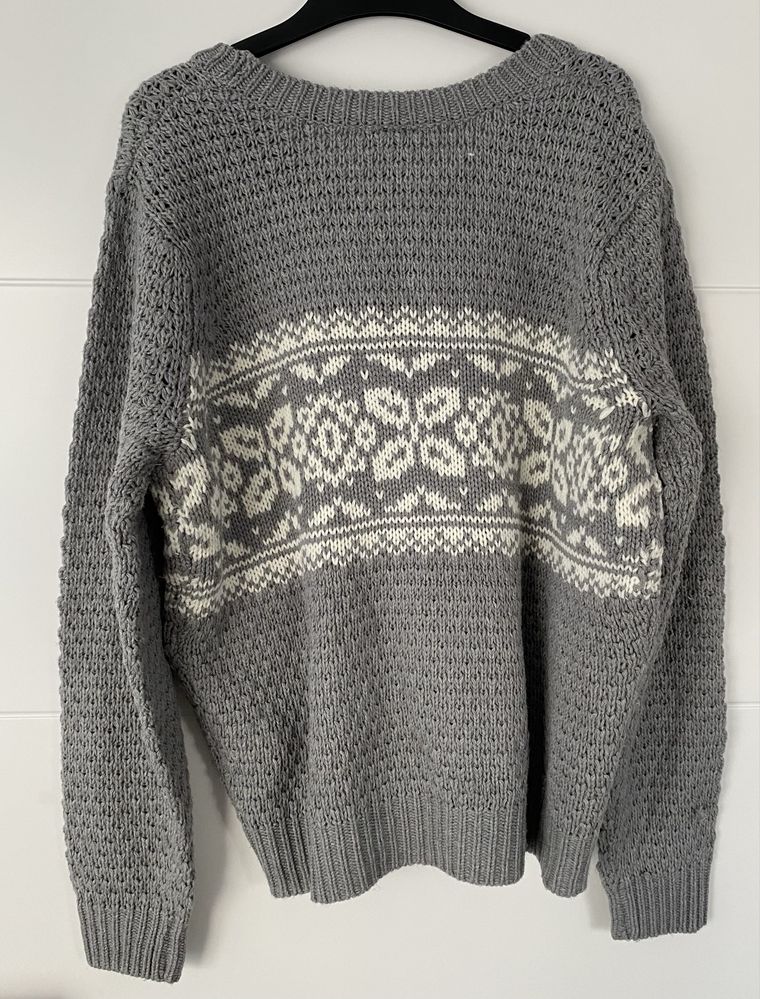 Sweter casual z białym wzorem szarość klasyka zimowy klimat