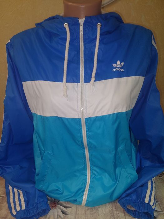 Яркая мастерка Adidas.