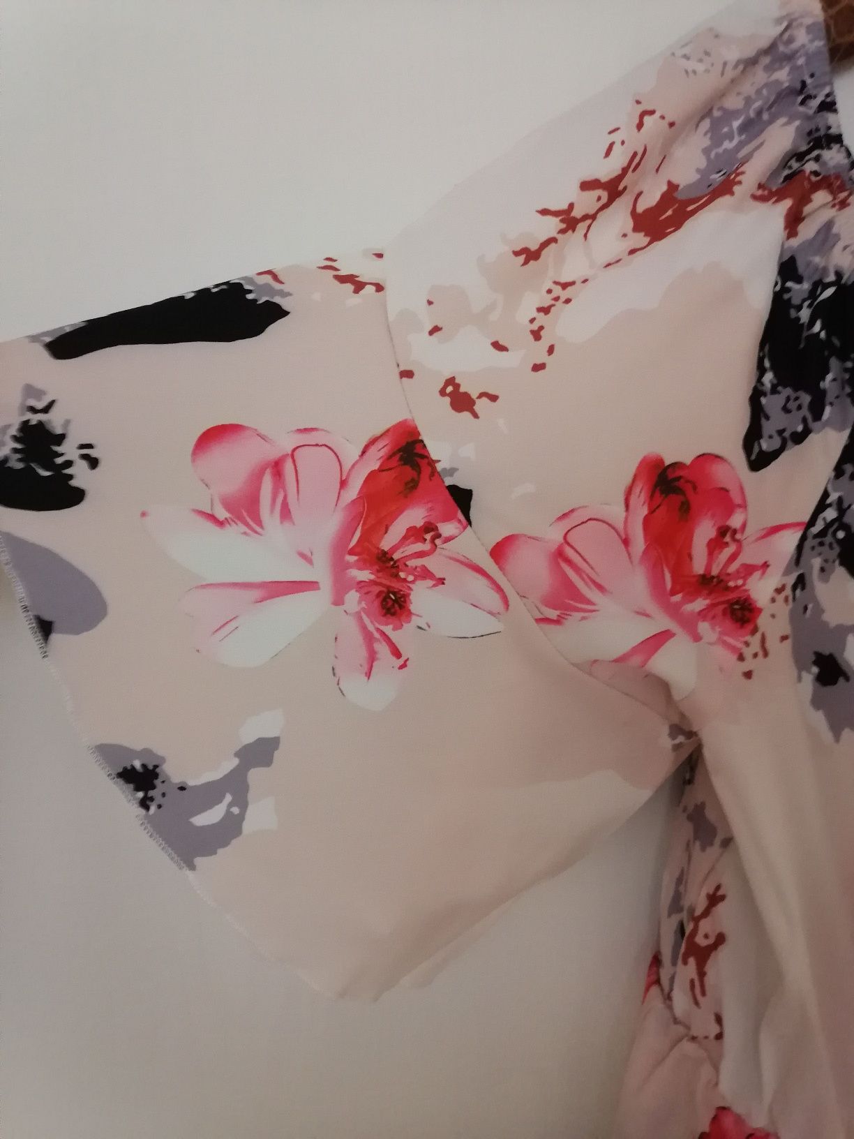 Elegancka sukienka beżowa falbaną 48 50