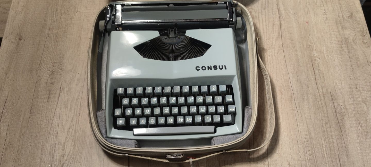 Maszyna do pisania consul przenośna zwalizą