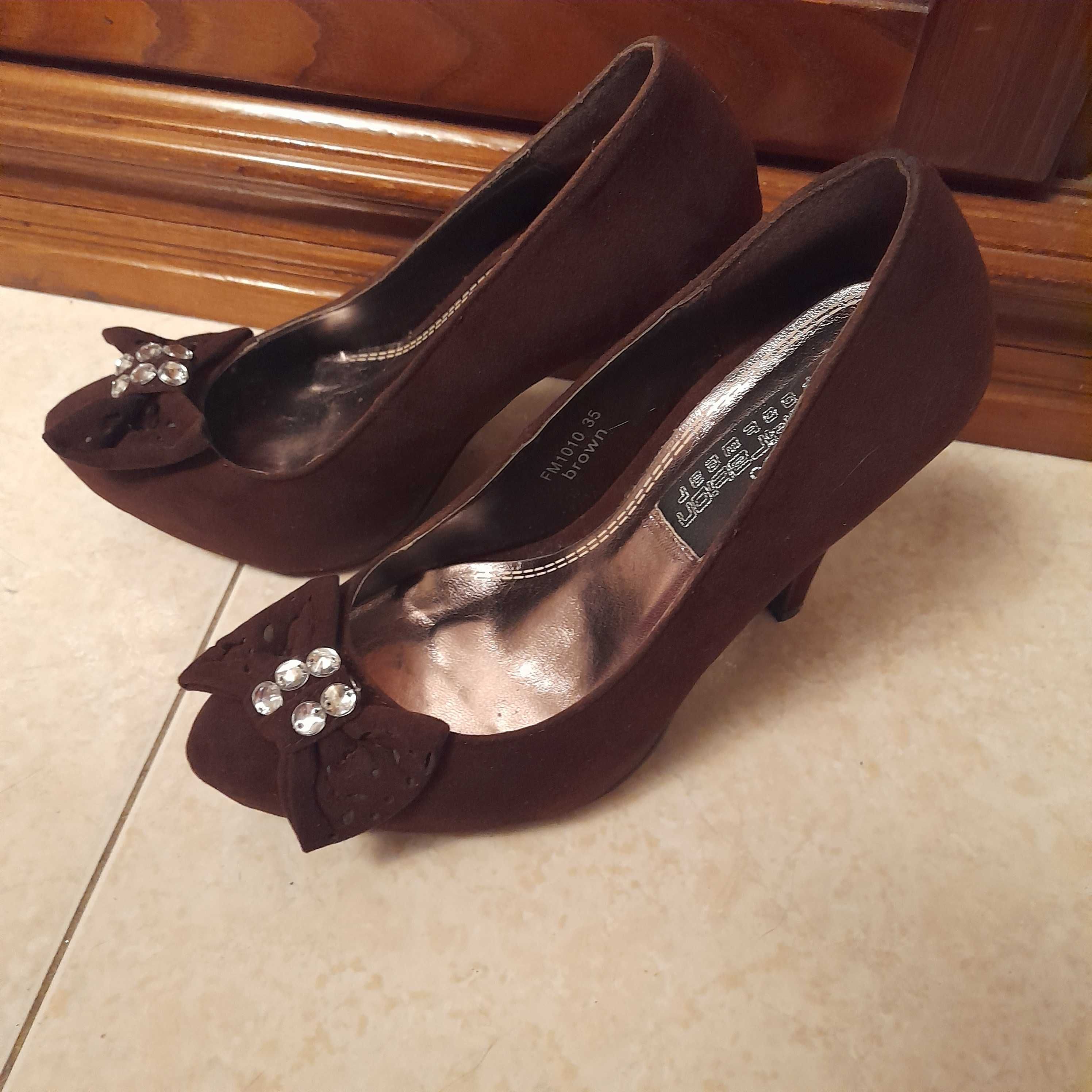 Sapatos castanhos com laço