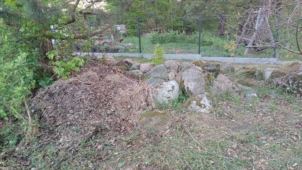 Kamienie, np. pod fundament