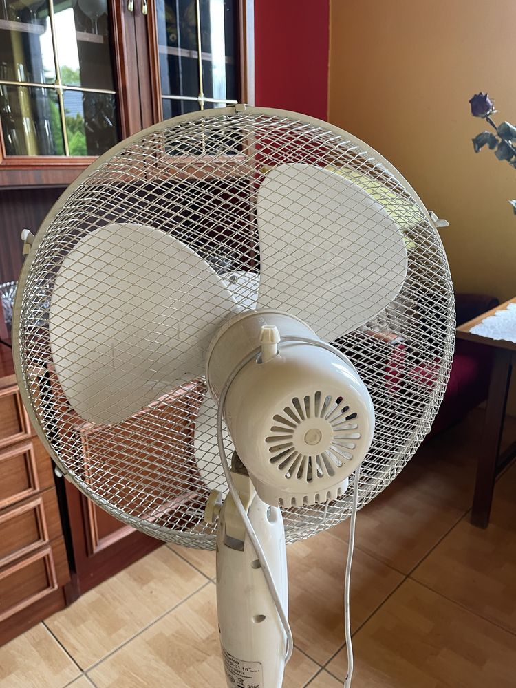 Wentylator na nodze.
