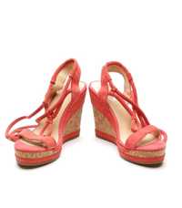 Пара кораллово-розовых туфель GEOX на каблуке, закрепленных завязками.