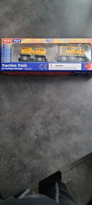 Żółty pociąg z wagonikiem, ala Brio.