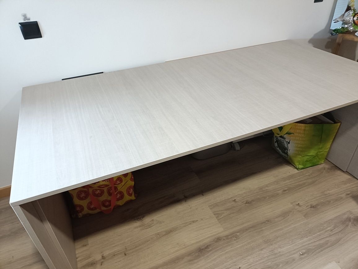 Secretaria e cadeira de escritório