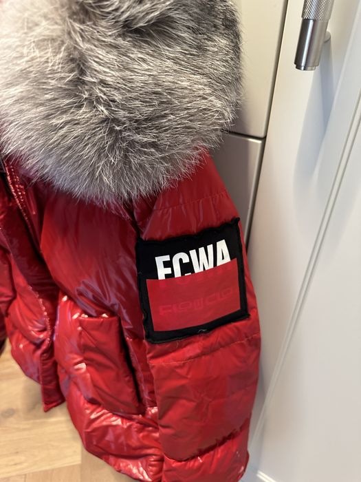 Suoer czerwona kurtka z kolnierzem jenota