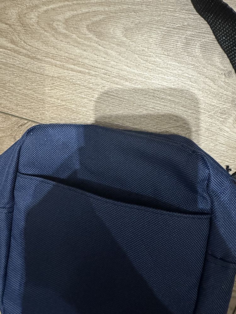 синя сумка Vans через плече