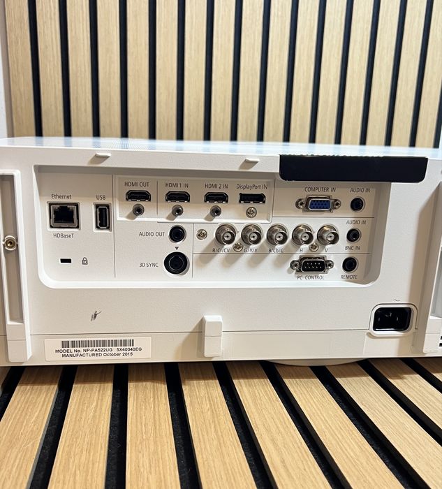 Продам Проектор NEC PA522U