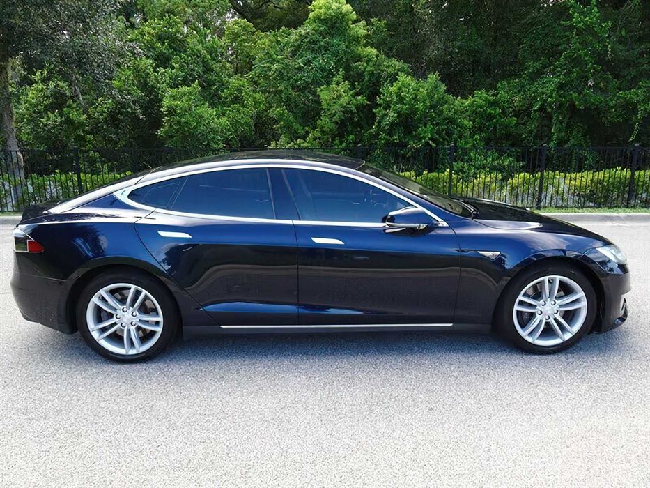 Tesla Model S      2015