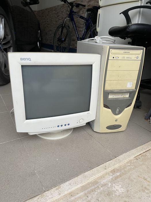Monitor e PC antigo