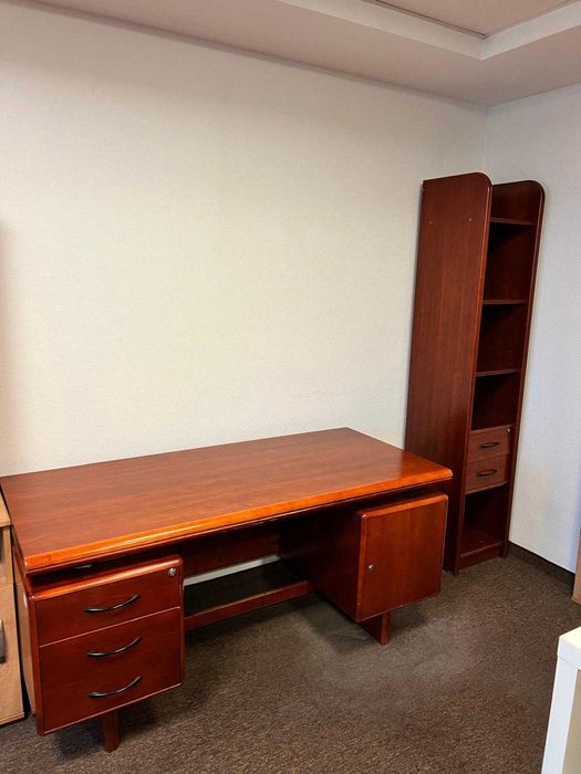 Zestaw pięknych klasycznych mebli drewnianych