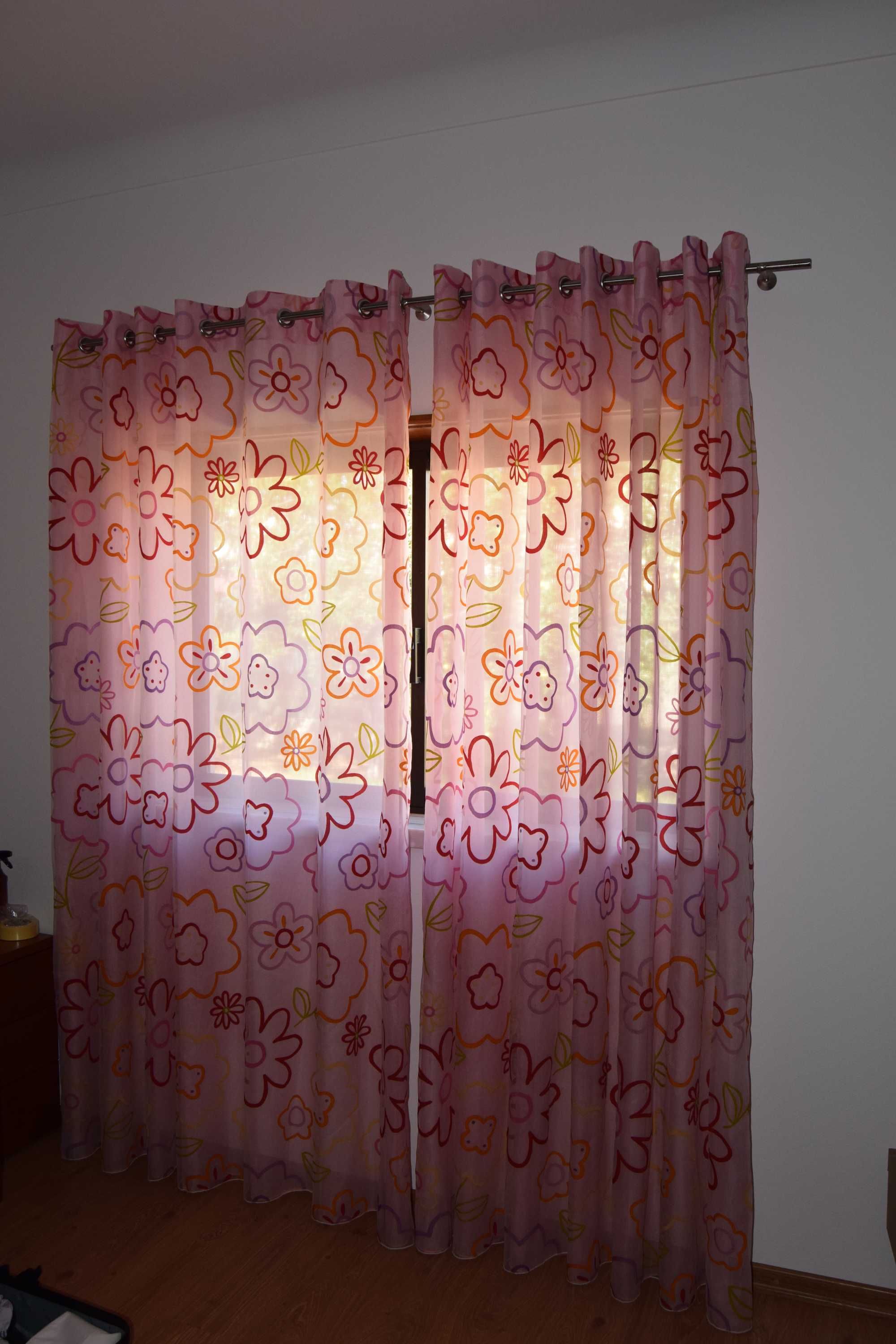 Cortinados de quarto em organza como novo