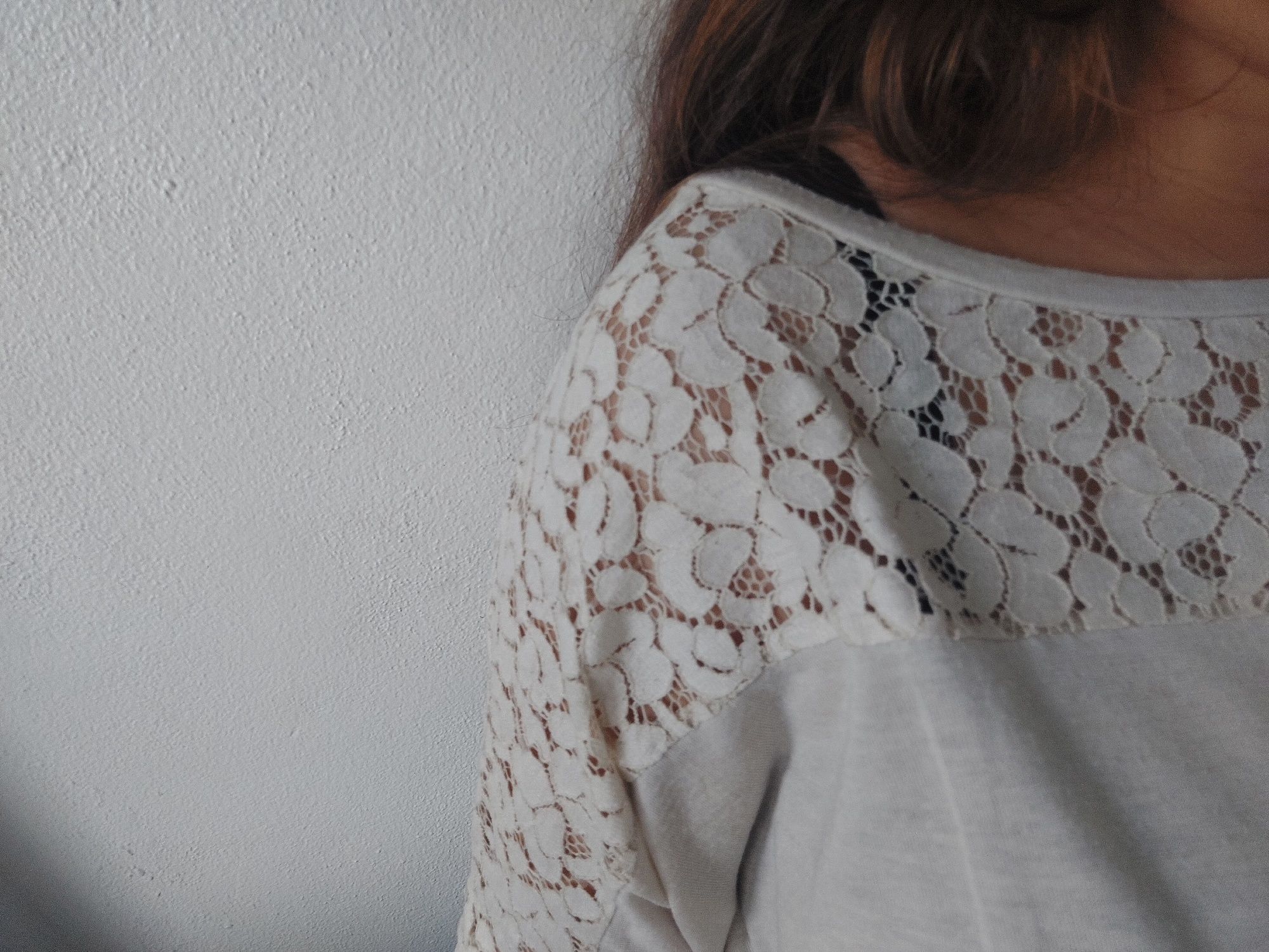 Blusa bege/creme com detalhe em renda, tamanho S marca pull&bear