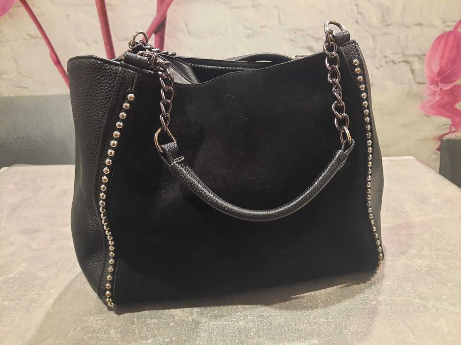 Елегантна Чорна Сумка-Тоут із Декоративними Ланцюжками