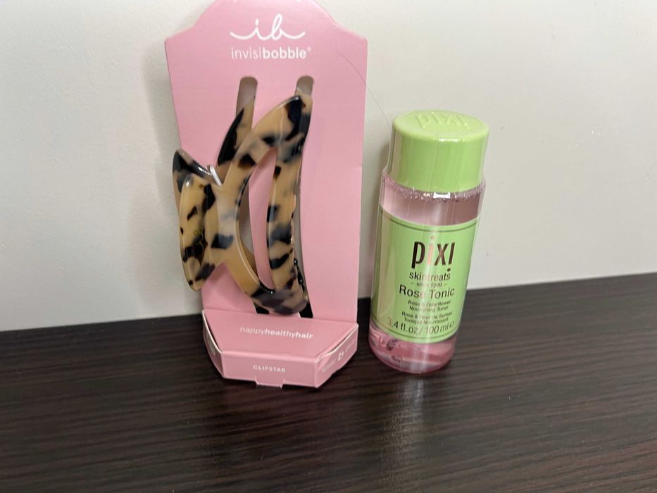 PIXI Rose Tonik nawilżający + klamra do włosów INVISIBOBBLE travel