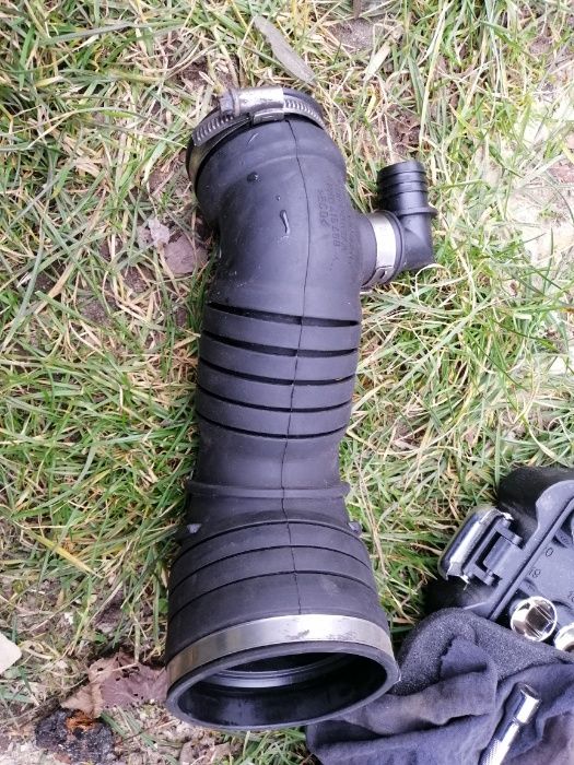 Продам патрубок турбины, расходомер корпуc фильтра на Audi а6с5 2,5 тд