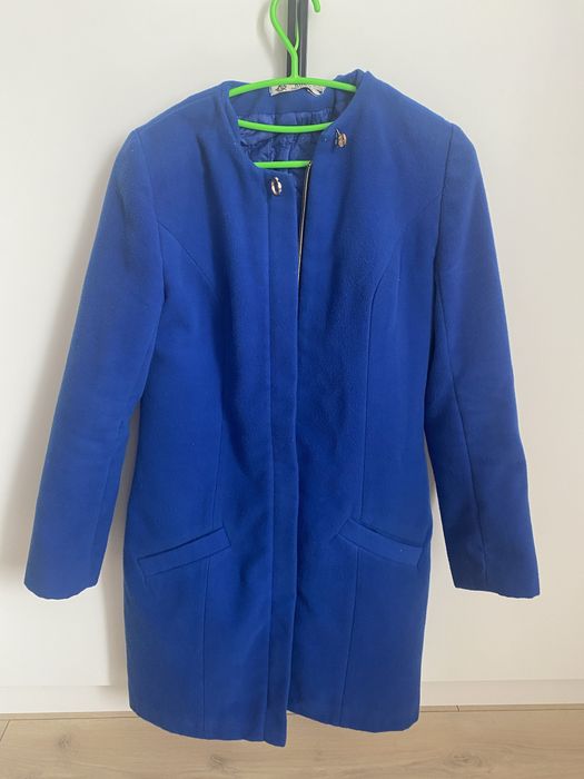 Синій осінній плащ