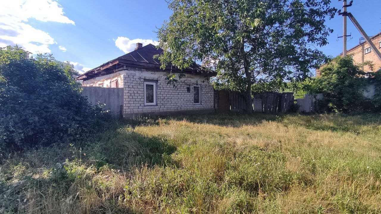 Продаж будинку з ділянкою в центрі села Білозір'я.