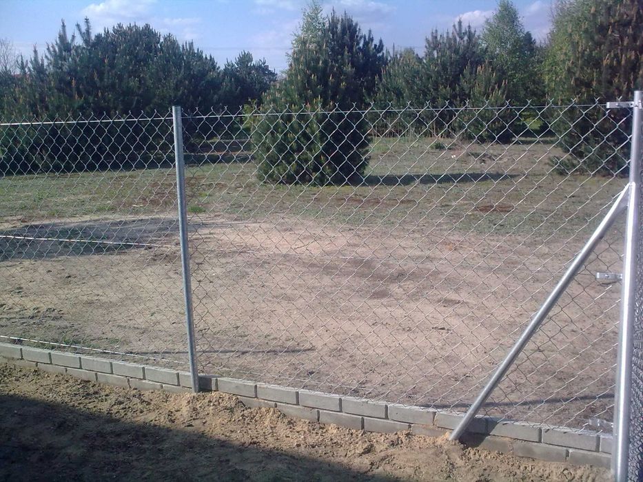 Ogrodzenie z siatki ocynkowanej 150cm z płyta prefabrykowaną + montaż