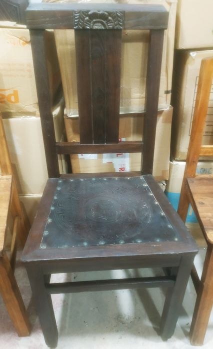 Várias diferentes cadeiras antigas em madeira maciça