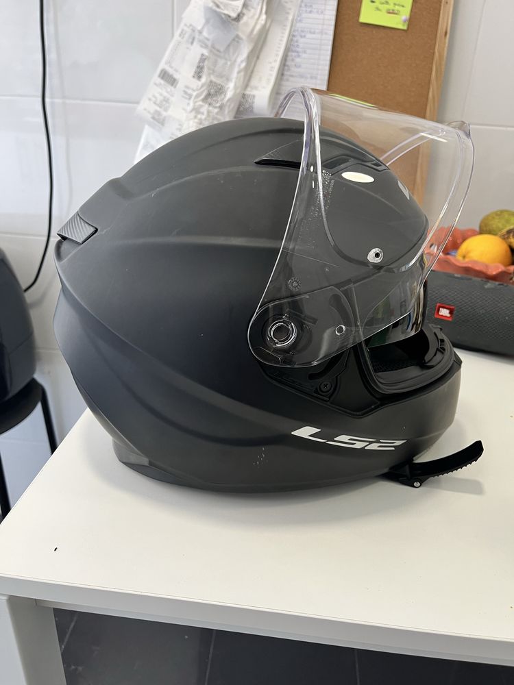 Vendo capacete ls2 tamanho M usado apenas 2x está praticamente novo!