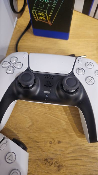 Playstation 5 slim z napędem dysk 1 tb 2 pady i ładowarka + gra