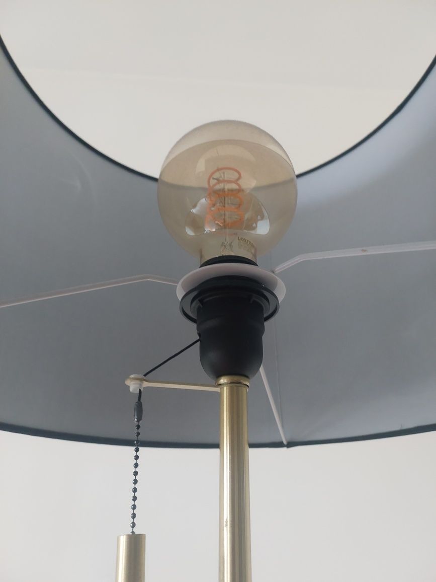 Czarna lampa stojąca