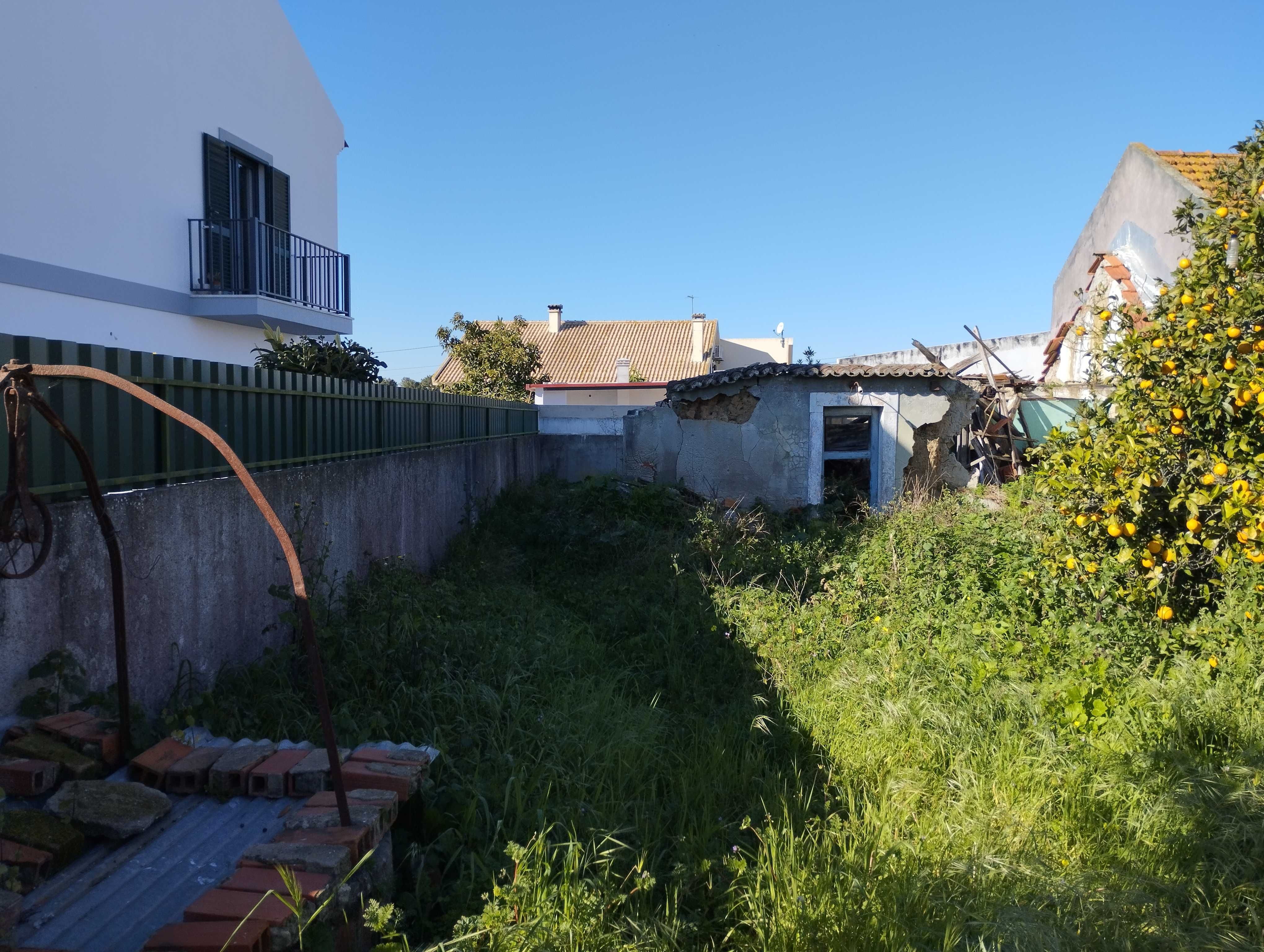 Vende-se terreno com uma construção na Moita