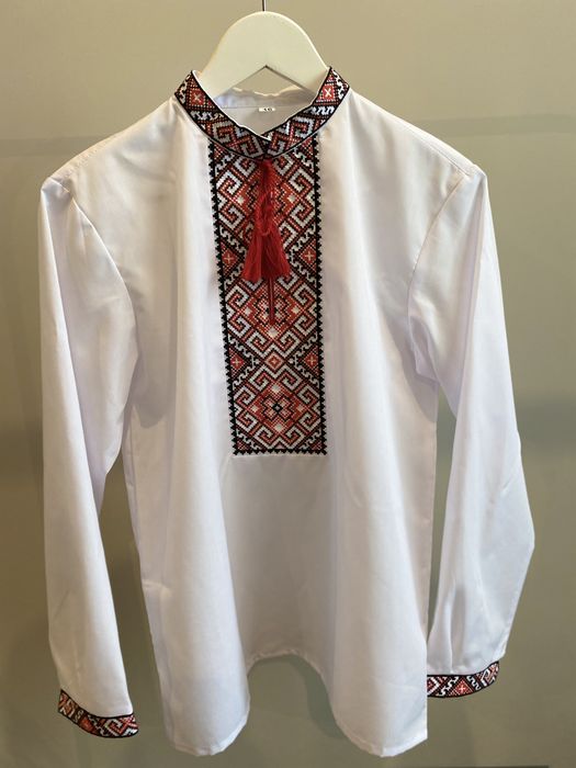 Двоколірна вишиванка на підлітка