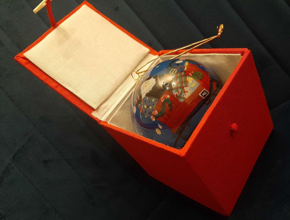 Stara, porcelanowa bombka