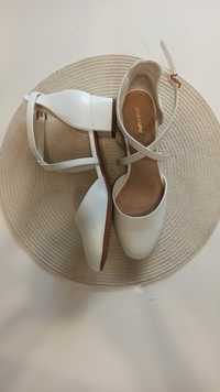 Buty ślubne komunijne pięta palce zakryte na szczupłą stopę 25,5 cm