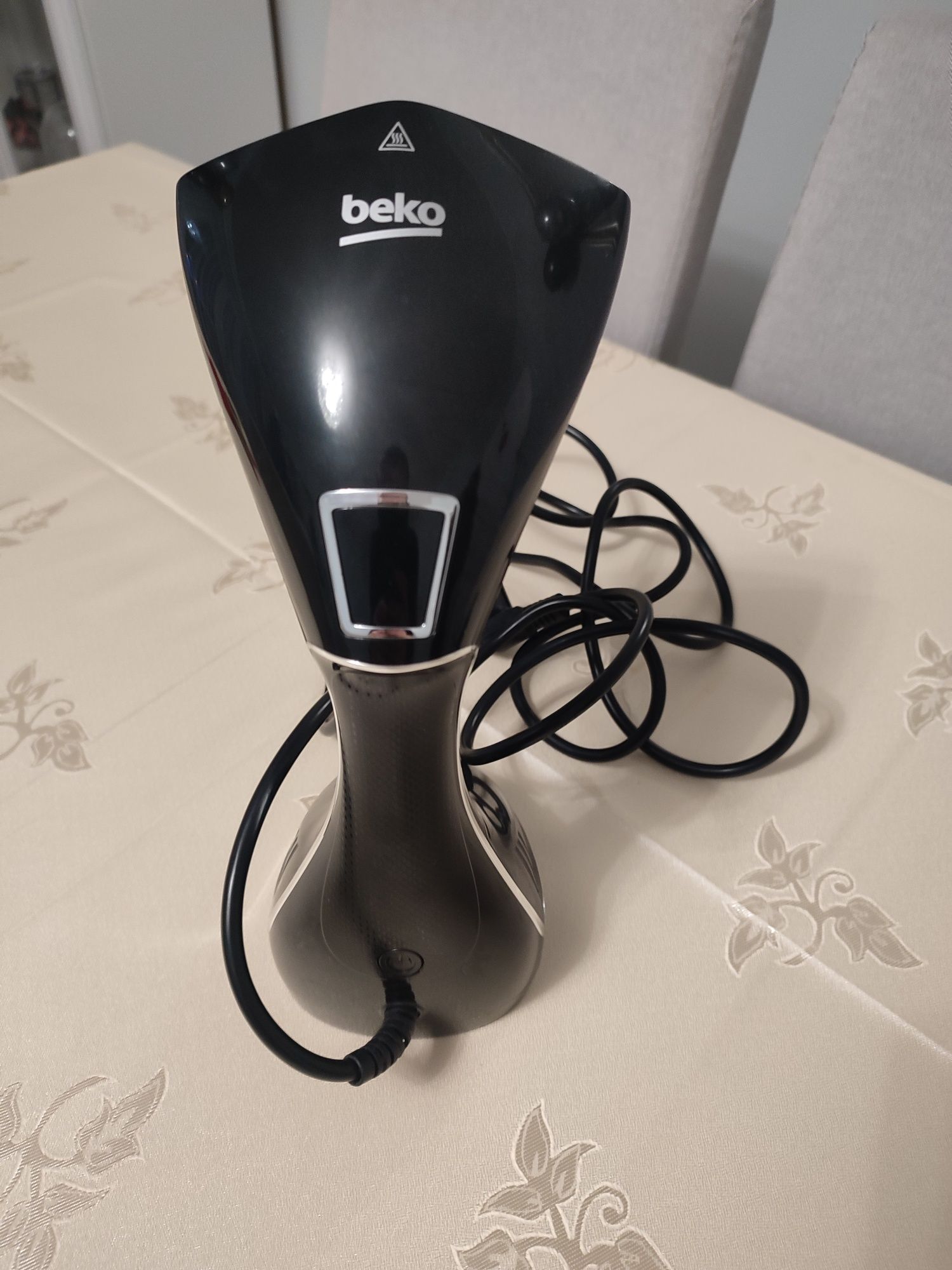 Parownica do ubrań Beko STM 4116 B