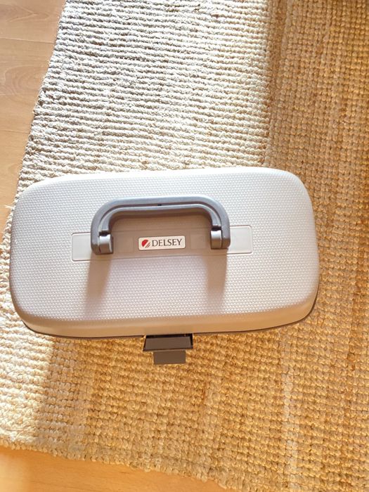 Mala Desley e cor creme escuro