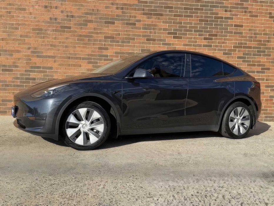 Tesla Model Y Long Range      2024